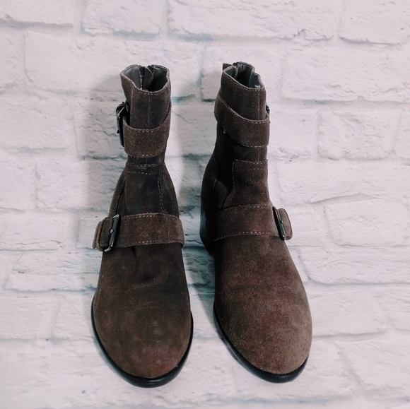 Pour La Victorie Soft Martine Suede Double Buckle Ankle Boots - Picture 2 of 4